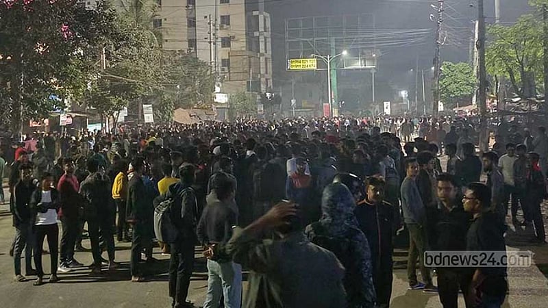 খুলনা বিশ্ববিদ্যালয়ের শিক্ষার্থীকে মারধরের ঘটনায় বাস টার্মিনাল অবরোধ