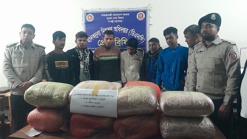 কুড়িগ্রামে ৭০ কেজি গাঁজাসহ ২ পিকআপ জব্দ, গ্রেপ্তার ৬