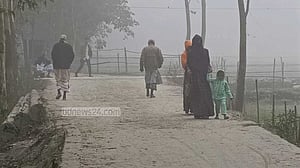 হিমেল হাওয়া আর ঘন কুয়াশায় বিপর্যস্ত কুড়িগ্রামের জনজীবন