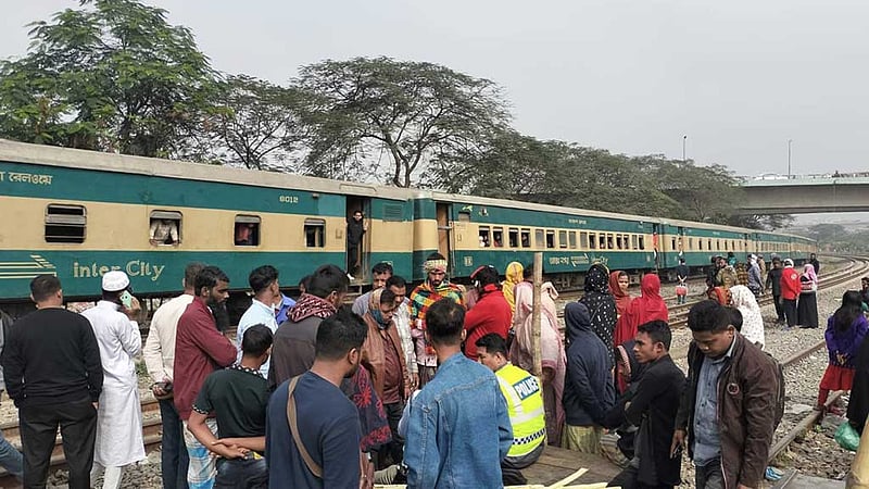 কুড়িলে ট্রেনের সঙ্গে ‘ধাক্কা খেয়ে’ প্রাণ গেল নারীর