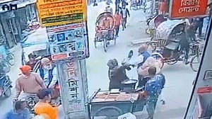যানজটে আটকা পড়ে নারী জুতাপেটা করলেন ট্রাফিক পুলিশকে