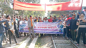 বুড়িমারী থেকে আন্তঃনগর ট্রেন চালুর দাবিতে রেলপথ অবরোধ