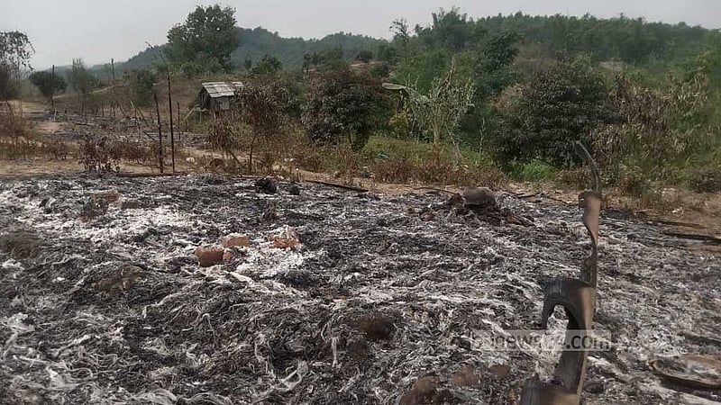 পাহাড়ে ত্রিপুরা পাড়ায় পুড়েছে ১৭ ঘর, বাসিন্দারা ছিলেন বড়দিনের উৎসবে