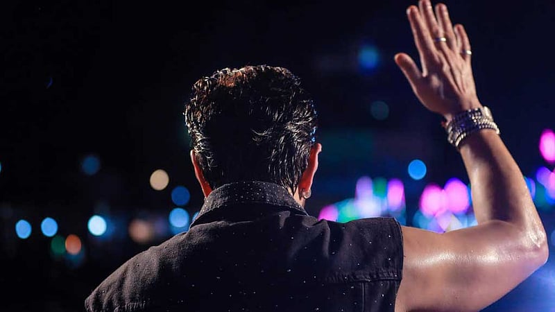 ‘লায়ন’ কেক কেটে কী ঈঙ্গিত দিলেন জিৎ?