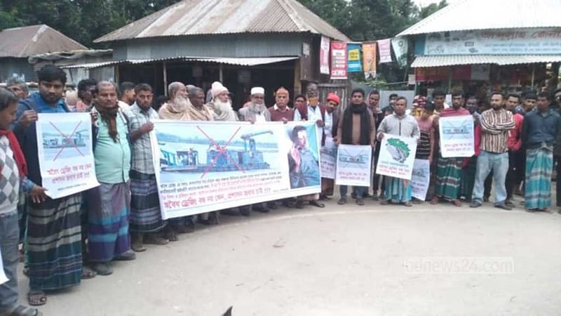মানিকগঞ্জে বালু ব্যবসায় বাধা দেওয়ায় মারধরের প্রতিবাদে মানববন্ধন