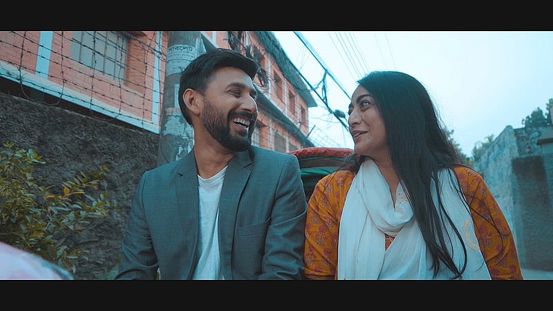 বড়দিনে প্রেমের নাটকে মনোজ ও অর্ষা