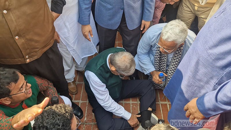 স্মৃতিসৌধে ফখরুল অসুস্থ, নেওয়া হয়েছে হাসপাতালে