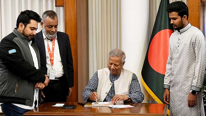 তারুণ্যের উৎসব: উদ্বোধনী খামে প্রধান উপদেষ্টার সই