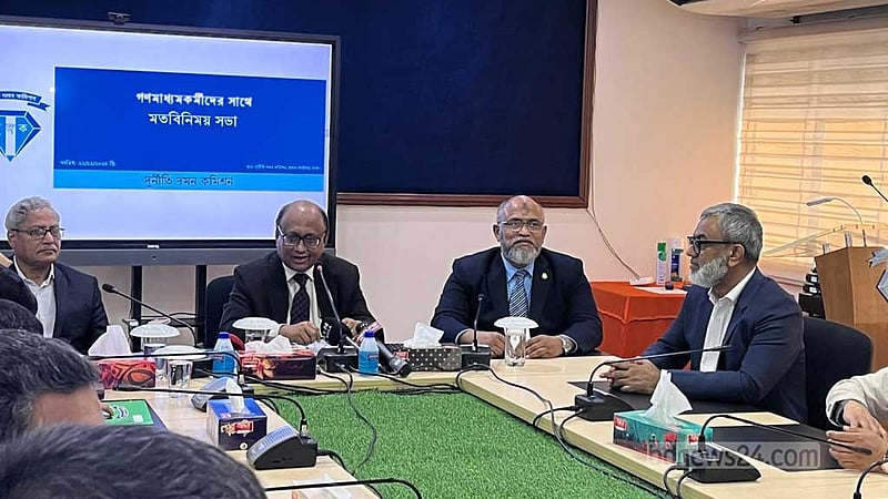 দুটি ফ্ল্যাট, প্লট ও আমানতের তথ্য দিলেন দুদক চেয়ারম্যান