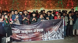 বিজয় দিবসের প্রথম প্রহরে নাগরিক কমিটির দোয়া, মোমবাতি প্রজ্জ্বালন