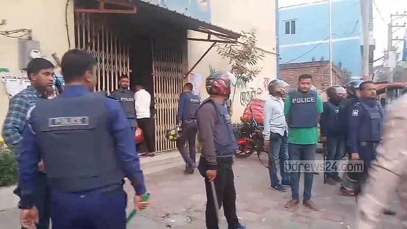 নরসিংদীতে ‘আসামি ছিনিয়ে’ নিতে থানায় হামলা-ভাঙচুর