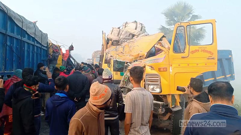 কুয়াশার মধ্যে ২ ট্রাকের সংঘর্ষের পর আরও ৪ ট্রাকের ধাক্কা, নিহত ১