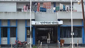 খাটের উপর পড়ে ছিল মায়ের লাশ, পাশে মেয়ের