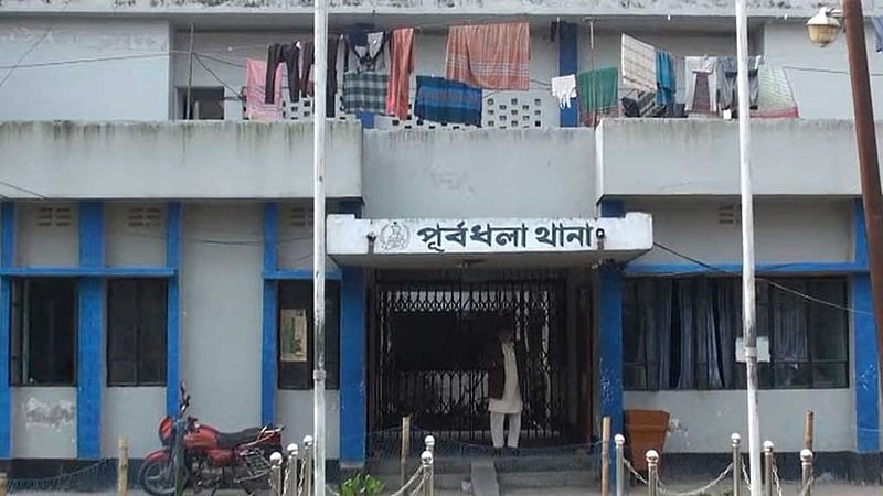 খাটের উপর পড়ে ছিল মায়ের লাশ, পাশে মেয়ের
