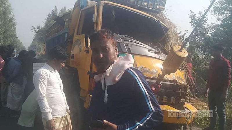 নওগাঁয় ট্রাক উল্টে খাদে পড়ে চালক ও সহকারী নিহত