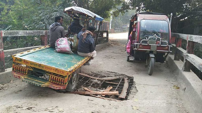 পাবনার চাটমোহরে সেতুতে ধস, চলাচলে দুর্ভোগ