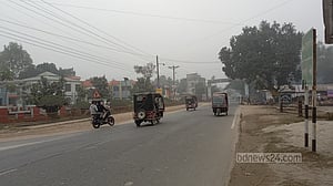 ঘন কুয়াশায় ঢাকা পড়েছে পঞ্চগড়, স্থবির জনজীবন