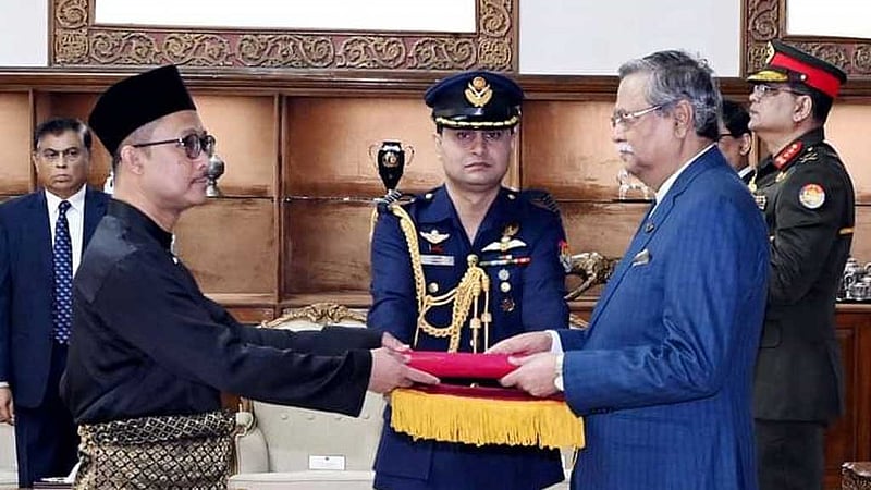১৮ হাজার শ্রমিকের ব্যাপারে মালয়েশিয়ার ‘কার্যকর পদক্ষেপ’ চান রাষ্ট্রপতি