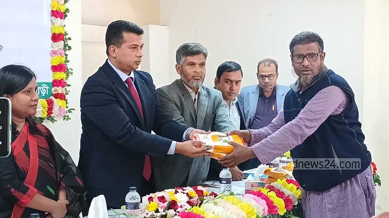 রাজবাড়ীর ক্ষতিগ্রস্ত কৃষকদের আবার পেঁয়াজ বীজ বিতরণ
