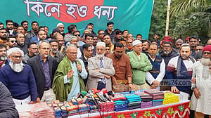 ভারতীয় পণ্য বর্জন: এবার রাজশাহীতে বিছানার চাদর পোড়ালেন রিজভী