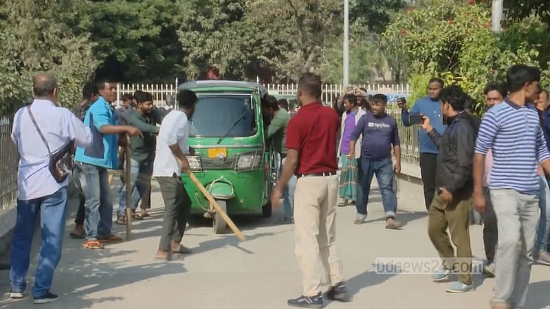 অটোরিকশা শ্রমিকদের সঙ্গে সংঘর্ষ: রাজশাহী থেকে বাস চলাচল বন্ধ