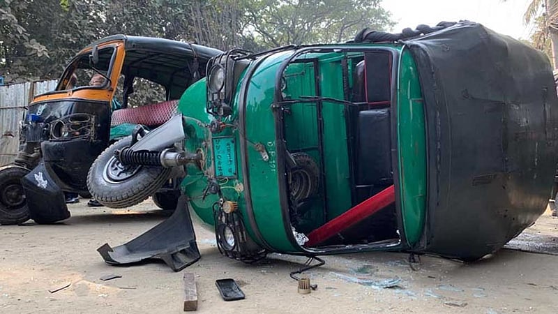 রাজশাহীতে এবার অটোরিকশার স্ট্যান্ডে ‘বাস শ্রমিকদের’ হামলা, আহত অন্তত ১২