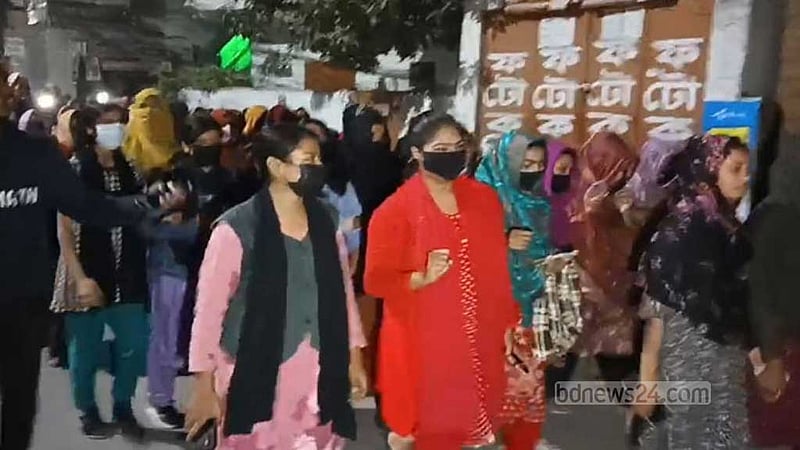 ‘নিম্নমানের খাবার দেওয়ার’ প্রতিবাদ: মারধর, হুমকি, দিনভর অবরুদ্ধ ছাত্রীরা, গ্রেপ্তার ৩