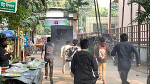 রাজশাহীতে সাবেক এমপিকে বহন করা প্রিজন ভ্যানে দুদফা হামলা