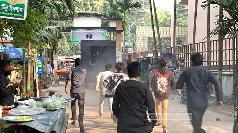 রাজশাহীতে সাবেক এমপিকে বহন করা প্রিজন ভ্যানে দুদফা হামলা