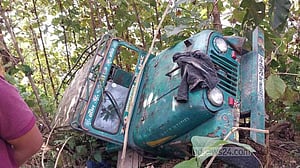 সাজেক থেকে ফেরার পথে জিপ খাদে, আহত ১০ পর্যটক