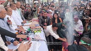 ভারতীয় শাড়ি রাস্তায় এনে পোড়ালেন রিজভী