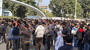 রুয়েট শিক্ষার্থীদের ওপর হামলার প্রতিবাদে সড়ক অবরোধ