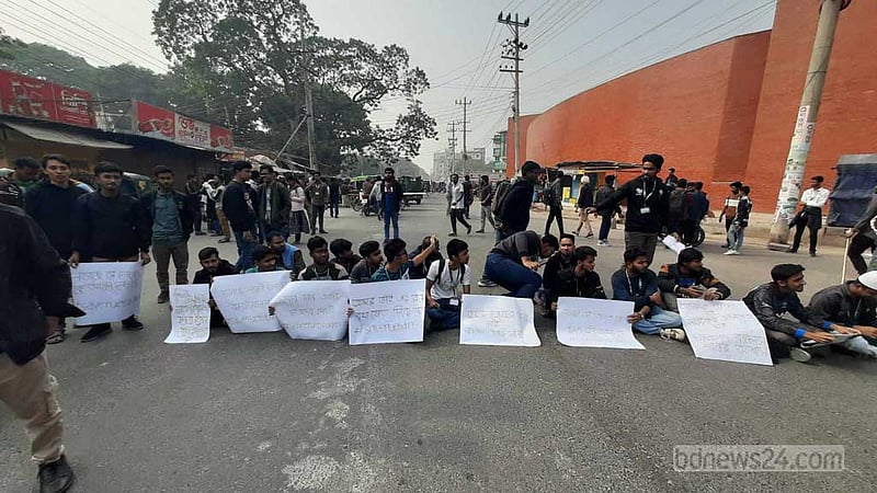 পাঁচ দফা দাবি, সাড়ে ৪ ঘণ্টা সড়ক আটকে রুয়েট শিক্ষার্থীদের বিক্ষোভ