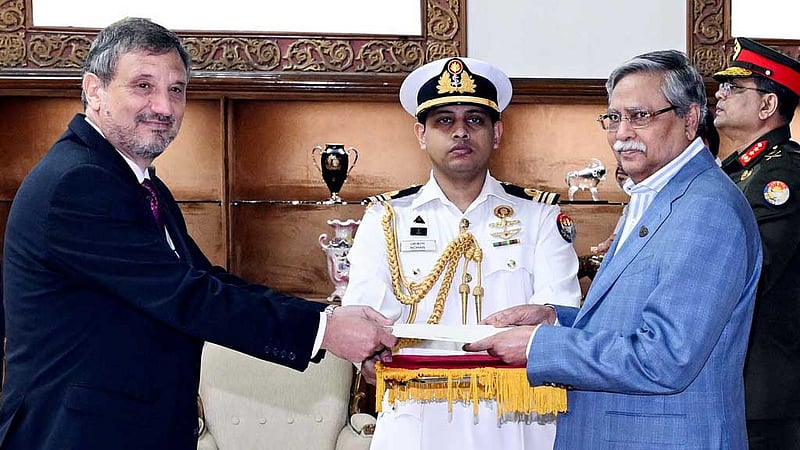 রাষ্ট্রপতির কাছে বুলগেরিয়ার দূতের পরিচয়পত্র পেশ