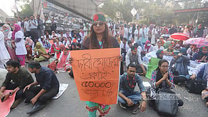 ফের শাহবাগে ট্রেইনি চিকিৎসকরা, যান চলাচল বন্ধ
