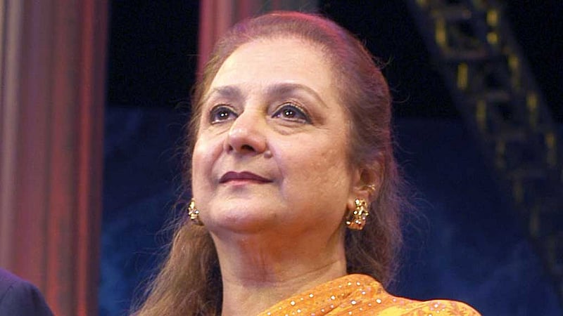 সায়রা বানু অসুস্থ, কী হয়েছে দিলীপ পত্নীর?