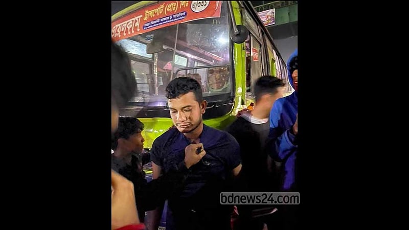 সাভারে চলন্ত বাসে স্বর্ণালংকার-মোবাইল লুট, ছুরিকাঘাতে আহত ৪