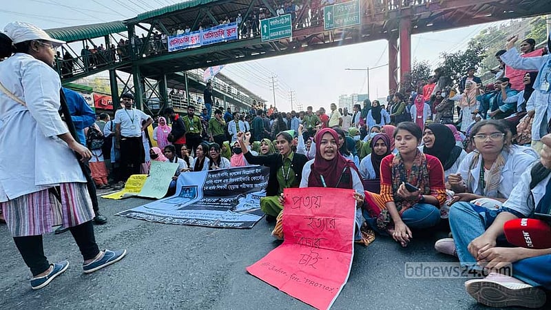 সাভারে বাসচাপায় শিক্ষার্থী নিহত, প্রতিবাদে আজও সড়ক অবরোধ