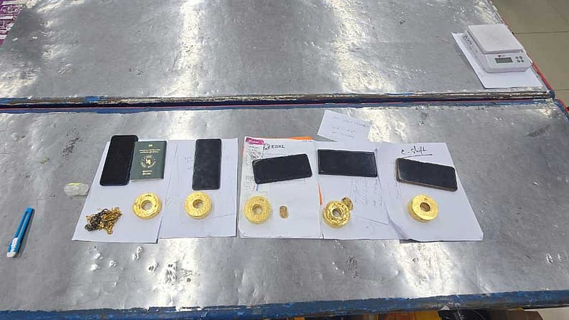 শাহজালালে সাড়ে ৭ কোটি টাকার সোনা জব্দ, আটক ৫
