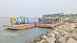 থামছে না শরীয়তপুরের পদ্মা থেকে বালু উত্তোলন, ঝুঁকিতে তীর রক্ষা বাঁধ