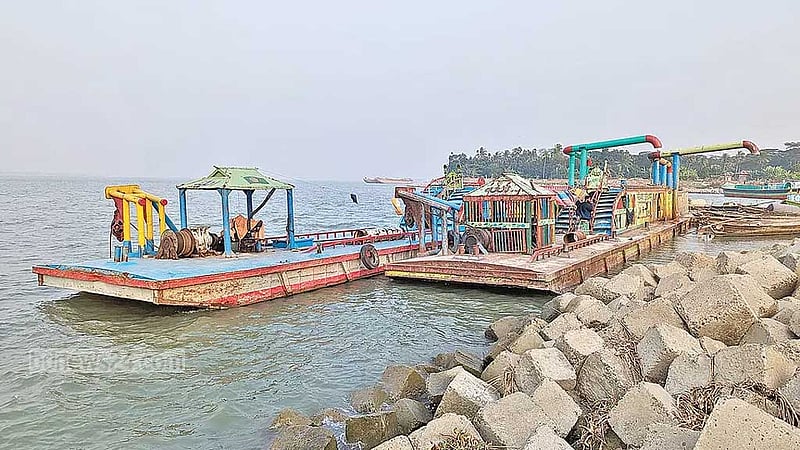 থামছে না শরীয়তপুরের পদ্মা থেকে বালু উত্তোলন, ঝুঁকিতে তীর রক্ষা বাঁধ