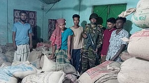 সিরাজগঞ্জে দুস্থদের জন্য বরাদ্দ ১০ টন চাল জব্দ, ডিলারসহ আটক ৫