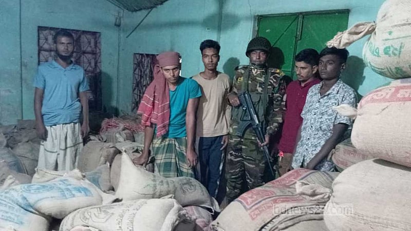 সিরাজগঞ্জে দুস্থদের জন্য বরাদ্দ ১০ টন চাল জব্দ, ডিলারসহ আটক ৫