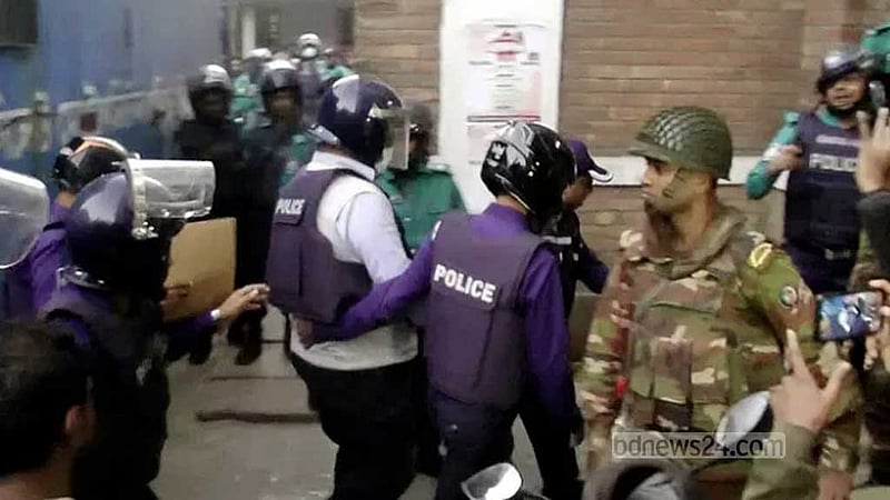 সিলেটে আদালত প্রাঙ্গণে পুলিশ কর্মকর্তাকে ‘কিল-ঘুষি’, আওয়ামী লীগ নেতাকে মারধর