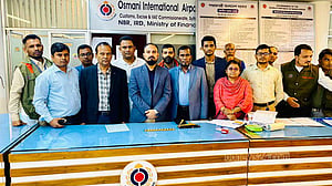 দুবাই ফেরত বিমানের সিটের নিচে মিলল ১১ সোনার বার