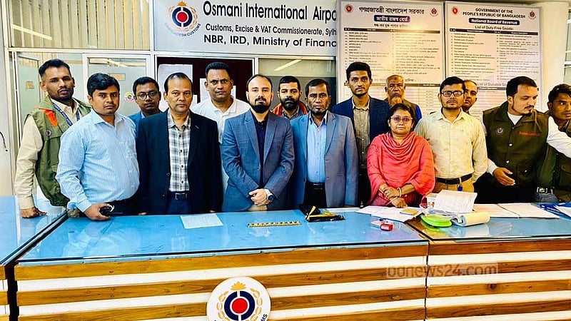 দুবাই ফেরত বিমানের সিটের নিচে মিলল ১১ সোনার বার