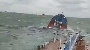 কৃষ্ণসাগরে রাশিয়ার দুটি ট্যাংকার ভেঙে ছড়াচ্ছে তেল