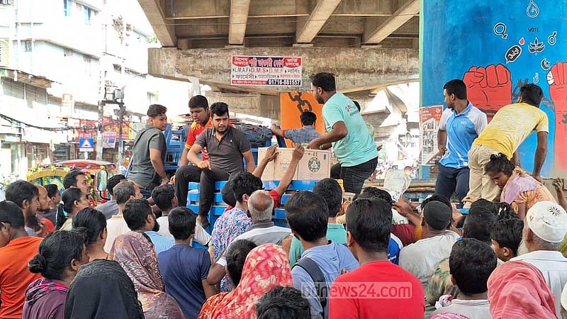 ঘণ্টার পর ঘণ্টা দাঁড়িয়ে খালি হাতে ফেরা