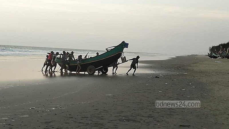 টেকনাফে নিখোঁজ জেলের লাশ ভেসে এল সৈকতে