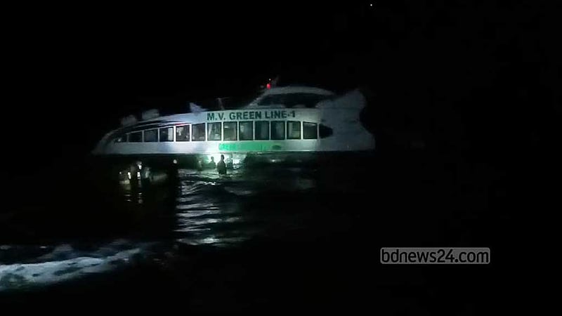 ৭১ যাত্রী নিয়ে সেন্টমার্টিন থেকে ফেরার পথে বিকল জাহাজ